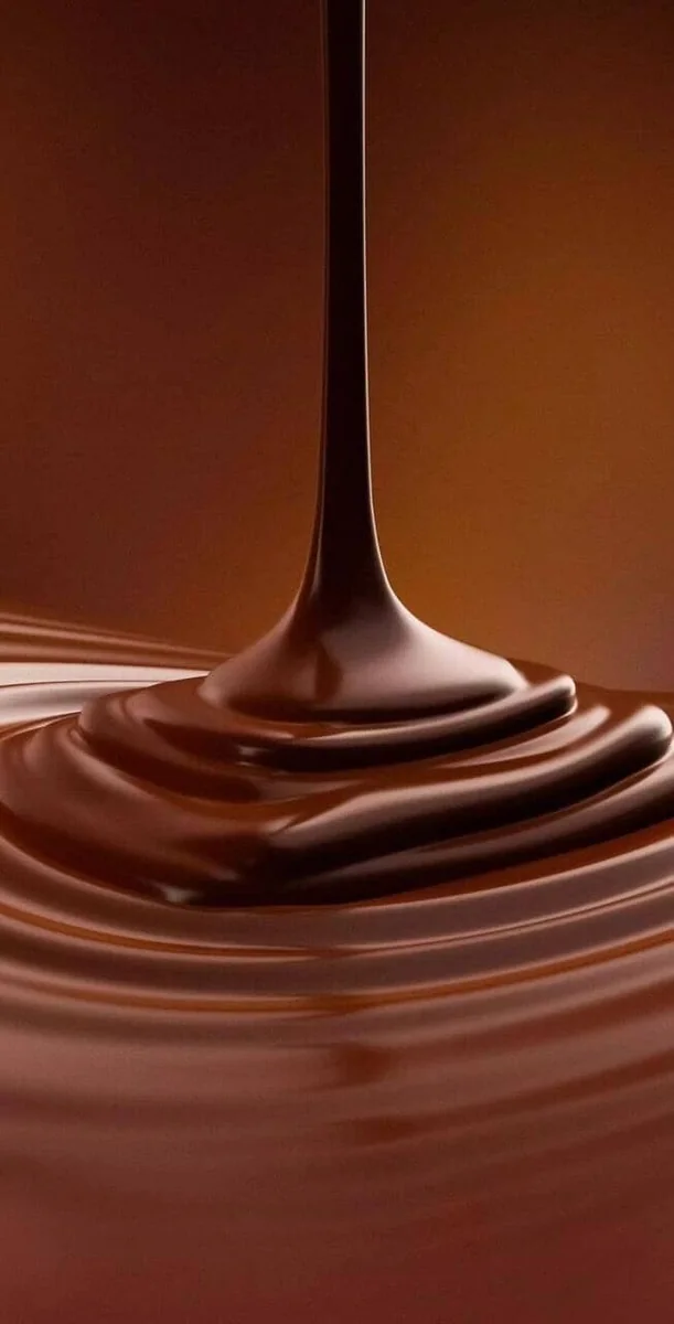 Chocolate derretido formando uma textura lisa e brilhante
